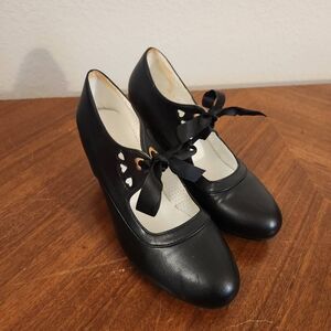 Mary Jane heart detail pumps